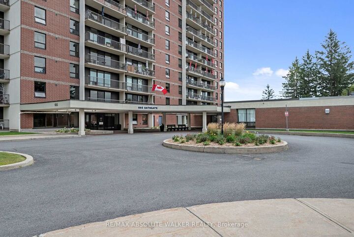 Property Photo:  665 Bathgate Drive 1709  ON K1K 3Y4 