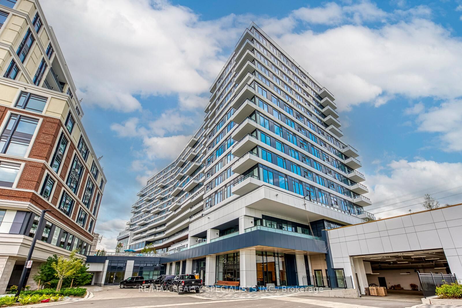 Property Photo: 2485 Eglinton Avenue 1018 ON L5M 2T1