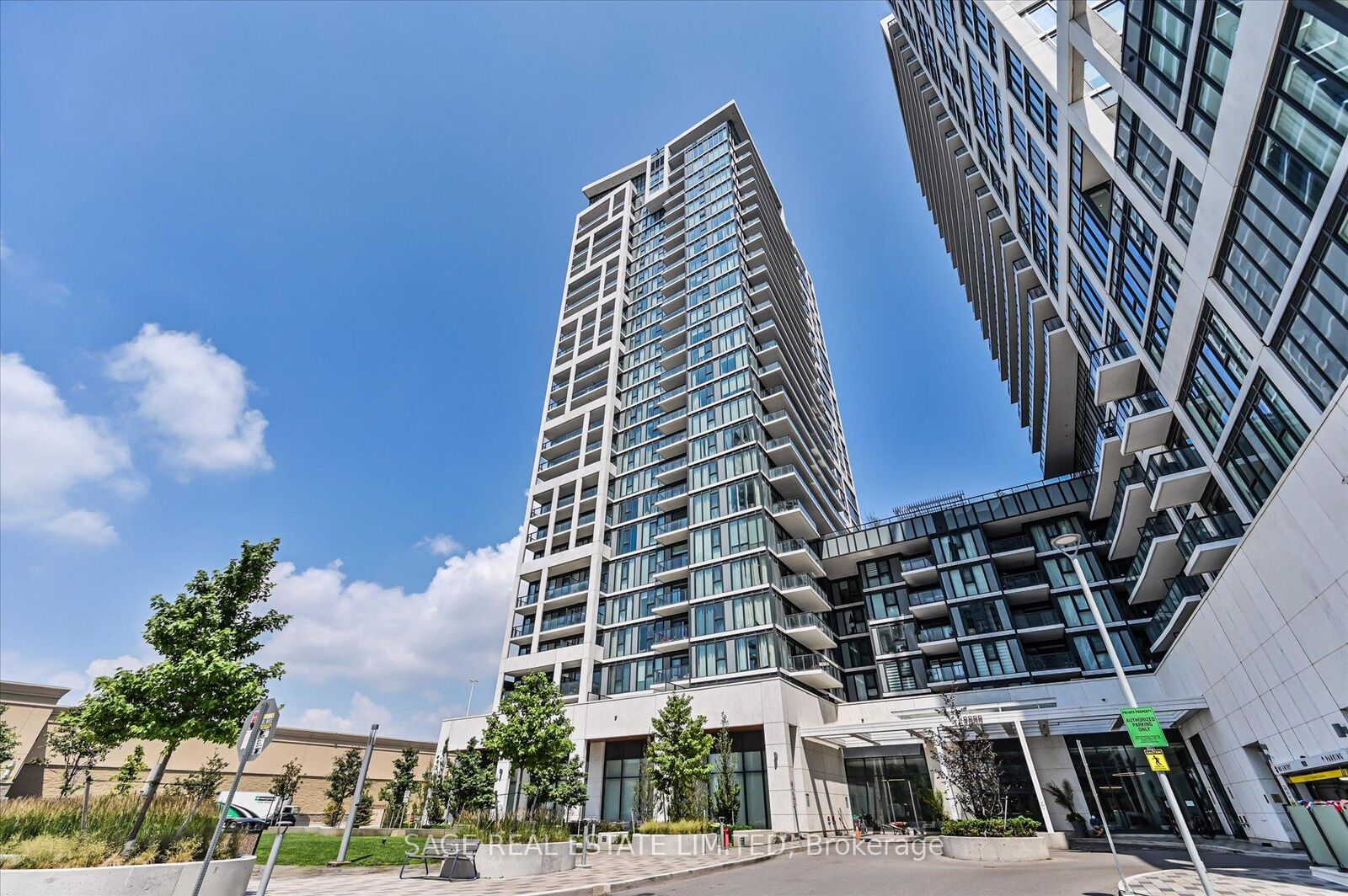 Property Photo:  9000 Jane Street 2518  ON L4K 0M6 