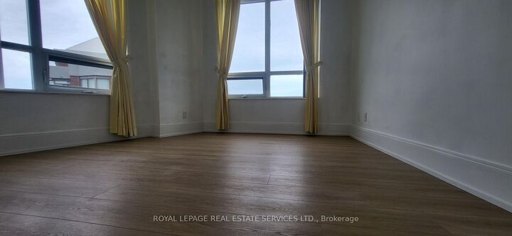 Property Photo:  330 Burnhamthorpe Road W 2109  ON L5B 0E1 