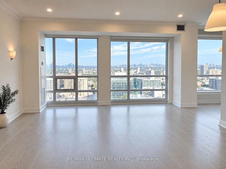 Property Photo:  761 Bay Street 4212  ON M5G 2R2 