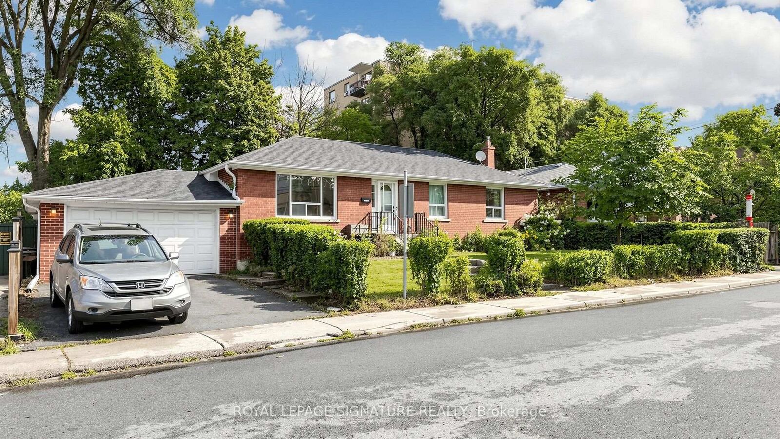 Property Photo:  256 Ferris Road  ON M4B 1H6 