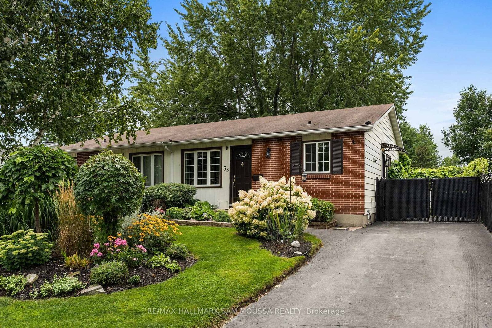 Property Photo:  35 Ballantrae Way  ON K2L 1N3 