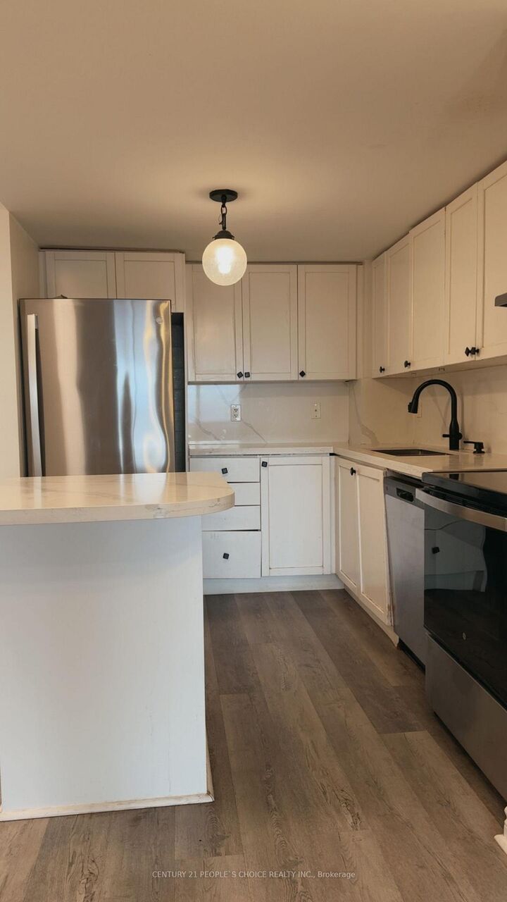 Property Photo:  3888 Duke Of York Boulevard 2027  ON L5B 4P5 