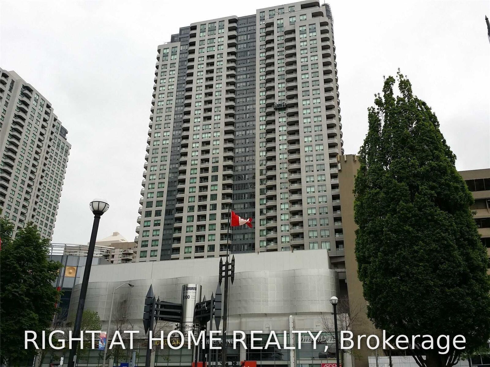 Property Photo: 8 Hillcrest Avenue 3102 ON M2N 6Y6