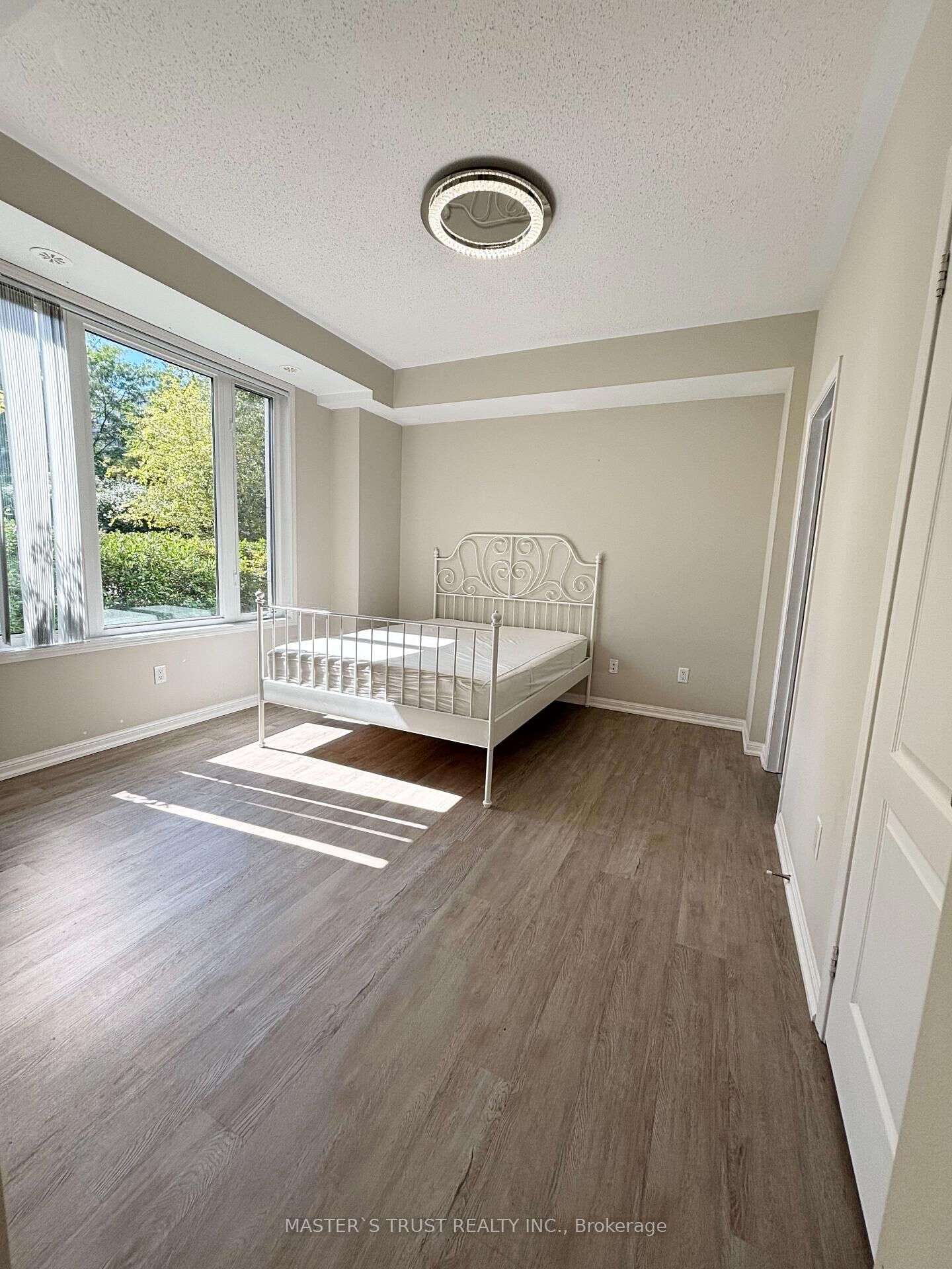 Property Photo:  33 Walter Dove Court  ON L4G 0S8 