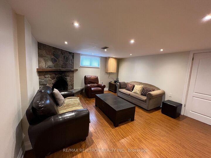 Property Photo:  428 Paliser Crescent N  ON L4C 1R6 