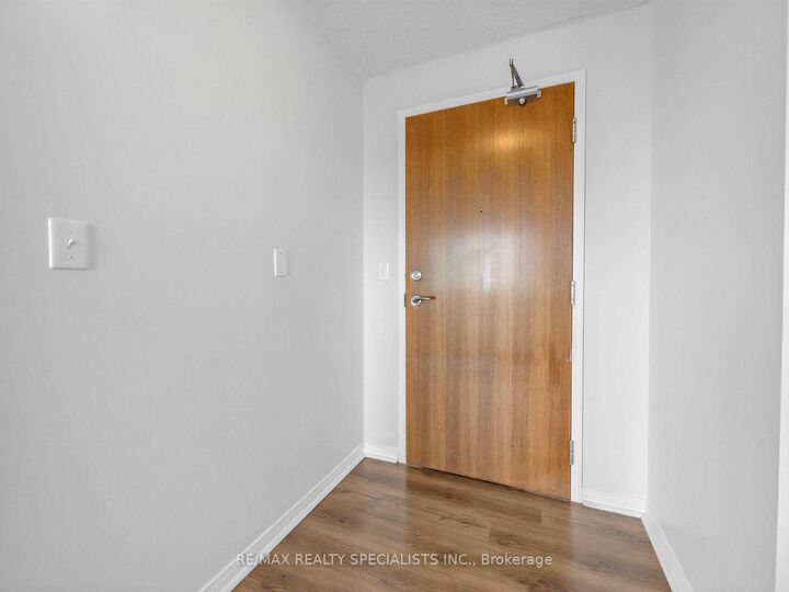 Property Photo:  215 Queen Street E 1501  ON L6W 0A9 