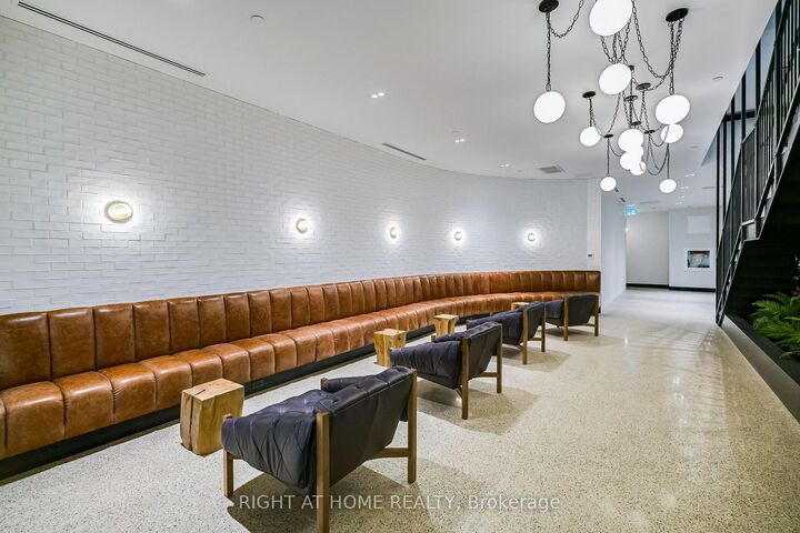 Property Photo:  2946 Dundas Street W 605  ON M6P 1Y8 