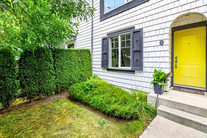 Property Photo:  16357 15 Avenue 4  BC V4A 0C2 