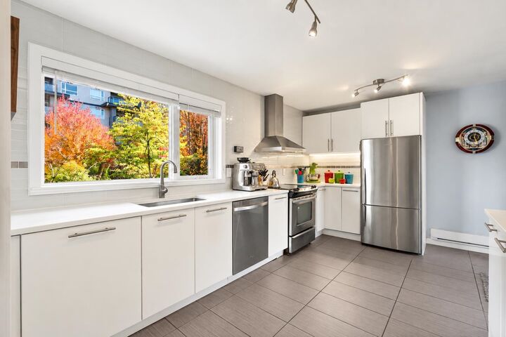 Property Photo: 1741 Chesterfield Avenue BC V7M 2N9