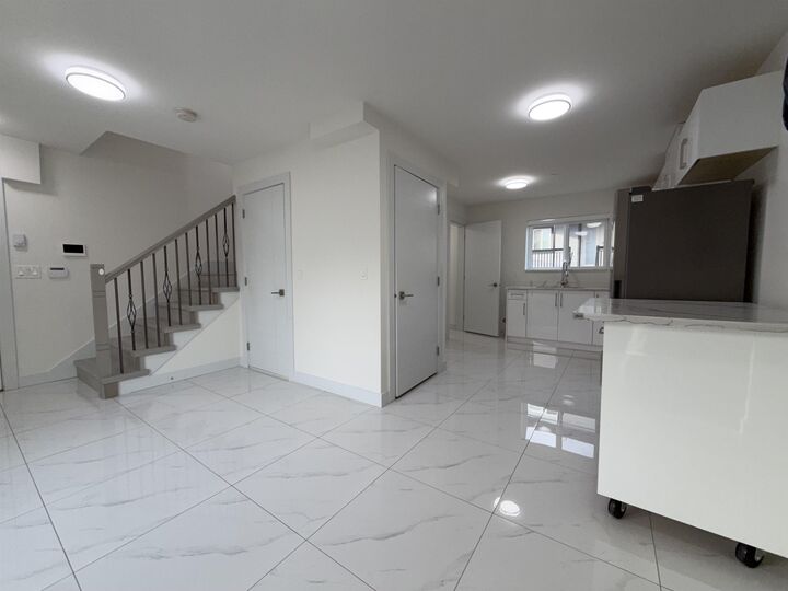 Property Photo:  1052 E 50th Avenue 3  BC V5X 1B8 
