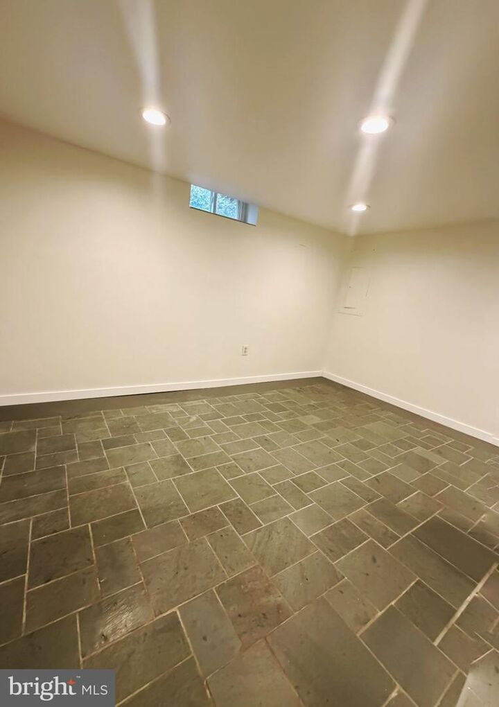 Property Photo:  2302 E Randolph Avenue Basement  VA 22301 