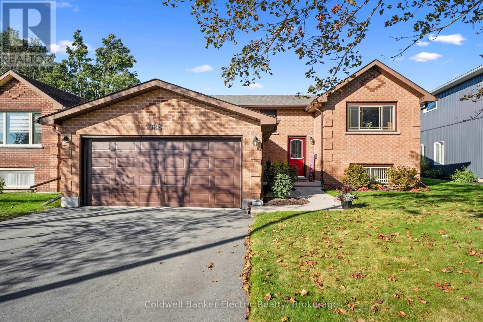 Property Photo:  1988 Mapleridge Drive  ON K9K 1Z7 