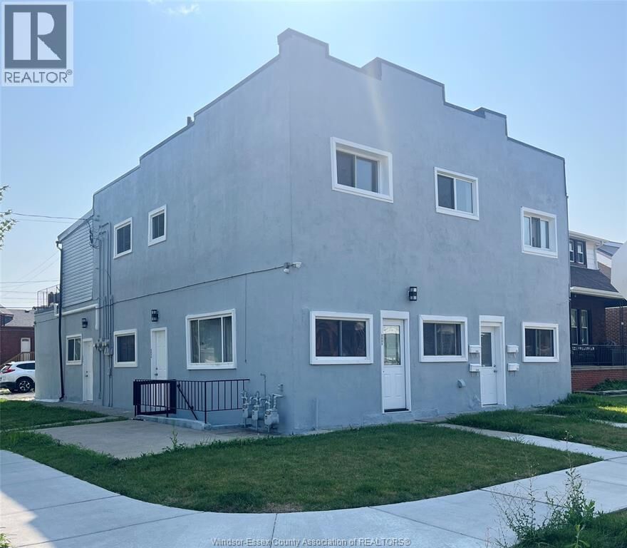 Property Photo:  902 Elsmere Avenue  ON N9A 2A9 