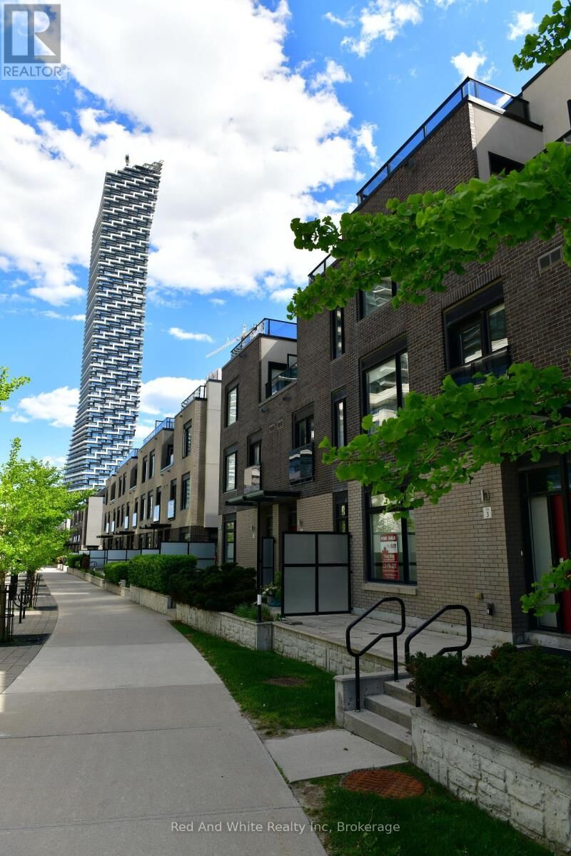 Property Photo:  4080 Parkside Village Drive 3  ON L5B 0K2 