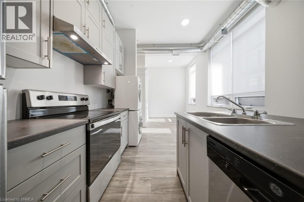 Property Photo:  11 Queen Street 201  ON N3T 3B1 