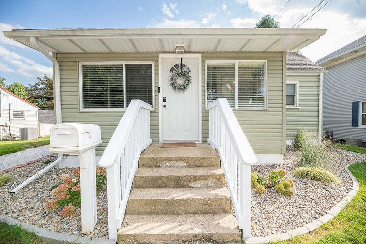 Property Photo:  822 E Jefferson Avenue  IN 46350 