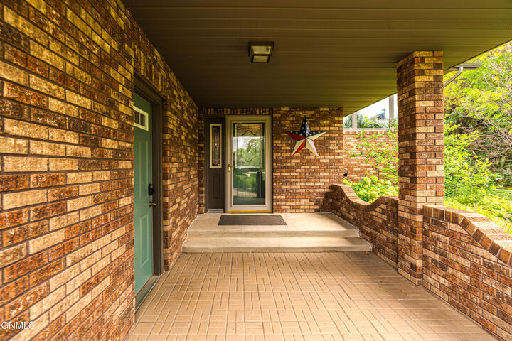 Property Photo:  9405 Oak Drive  ND 58503 