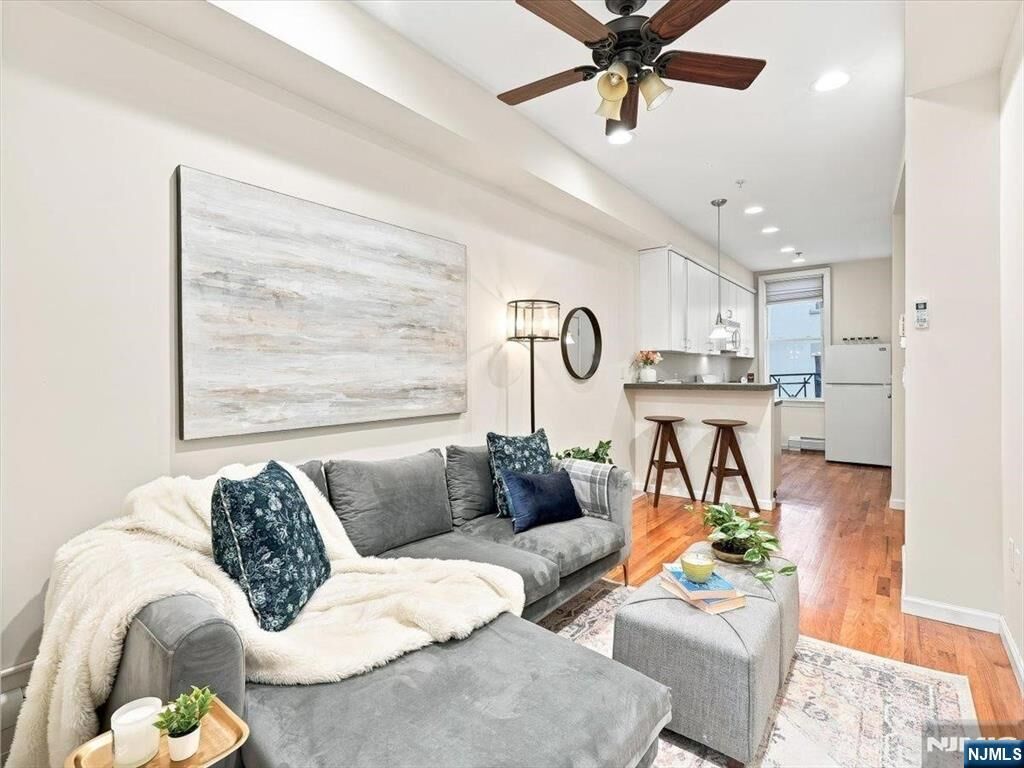 Property Photo:  358 3rd Street 3L  NJ 07030 