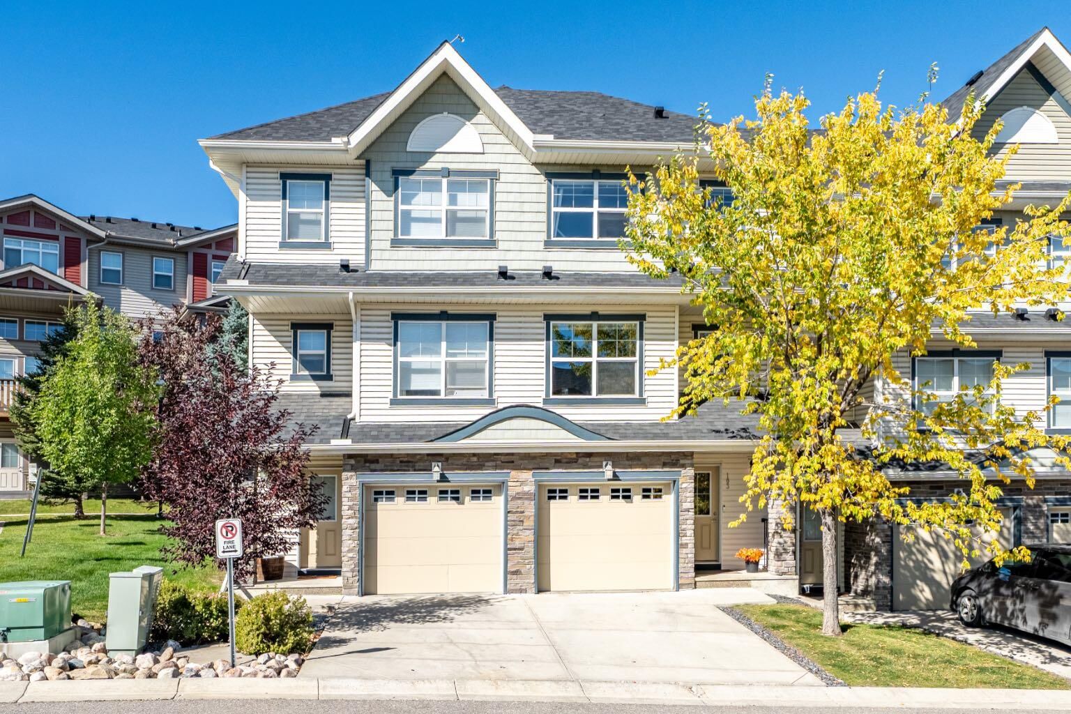 Photo de la propriété: 103 Panatella Road NW AB T3K 0S7