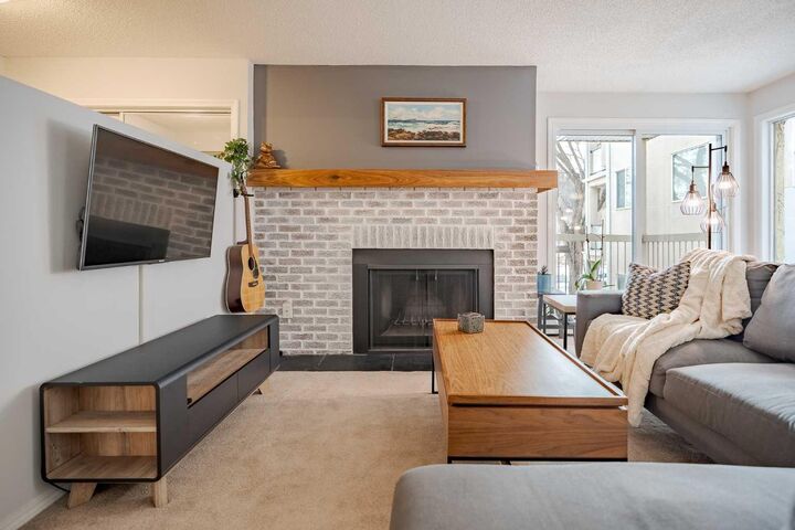 Property Photo:  3402 Parkdale Boulevard NW 7  AB T2N 3T4 
