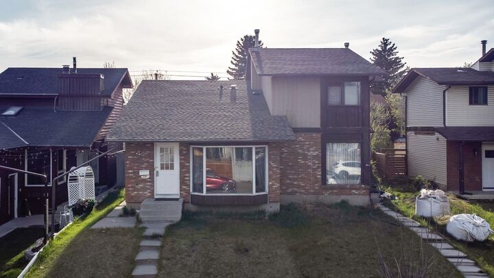 Property Photo:  140 Templehill Drive NE  AB T1Y 4C3 