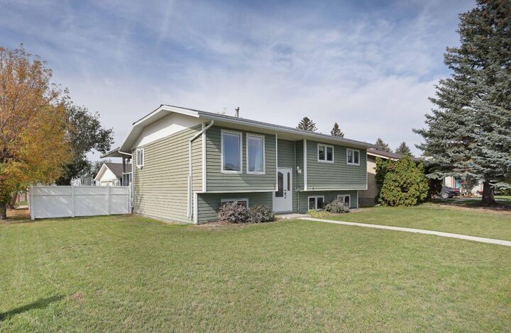 Property Photo:  3 Ash Street W  AB T1R 0A6 