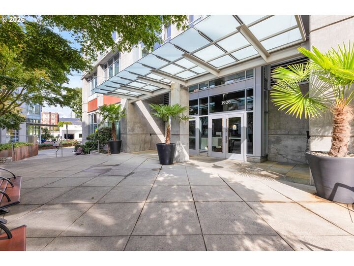 Property Photo:  1926 W Burnside St 1605  OR 97209 