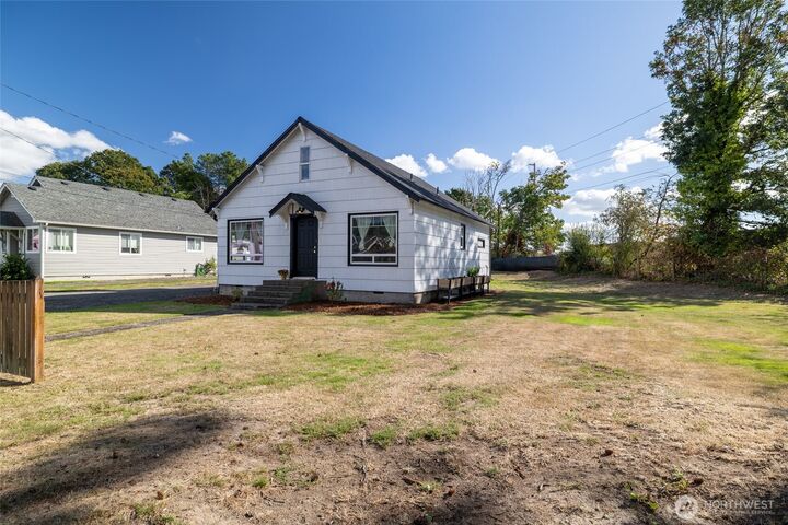 Property Photo:  1307 SW Johnson Avenue  WA 98532 