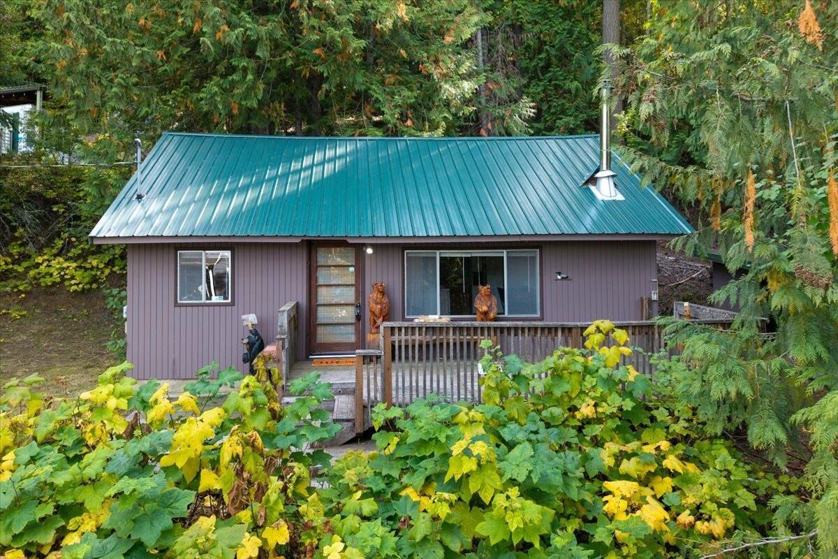 Property Photo:  4106 Tamarack Beach Rd  WA 99148 