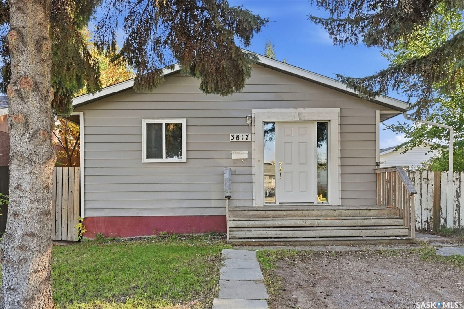 Property Photo:  3817 Diefenbaker Drive  SK S7L 5C6 
