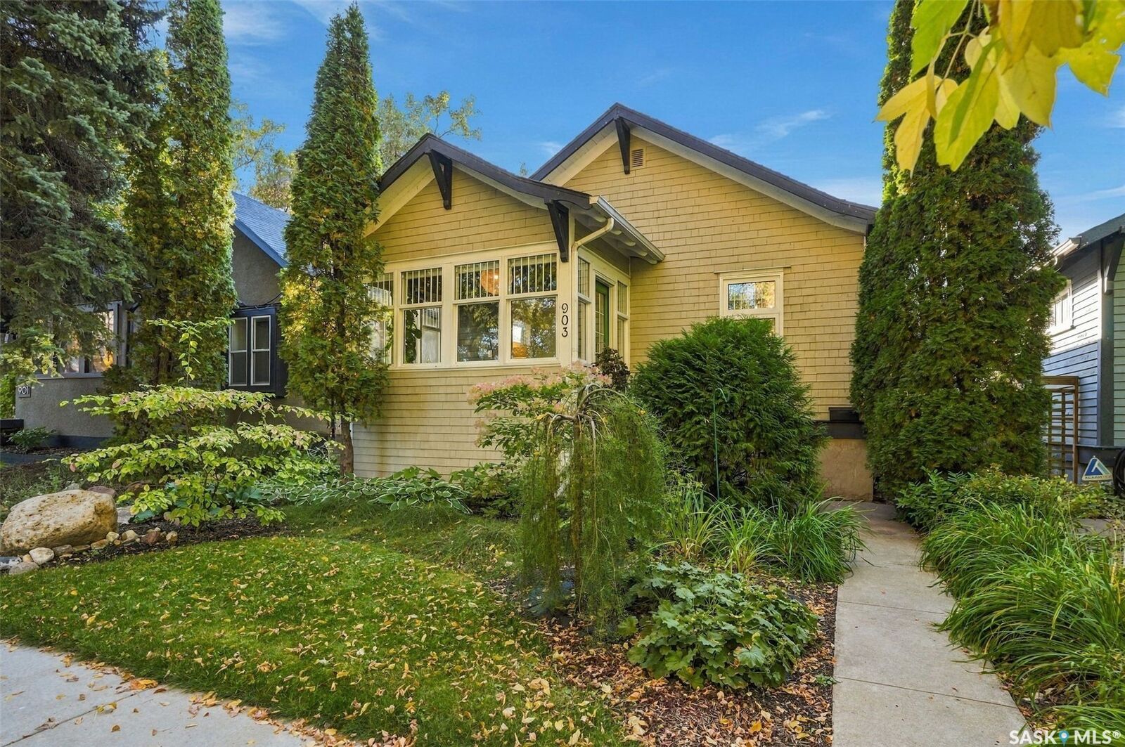 Property Photo:  903 9th Avenue N  SK S7K 2Z3 