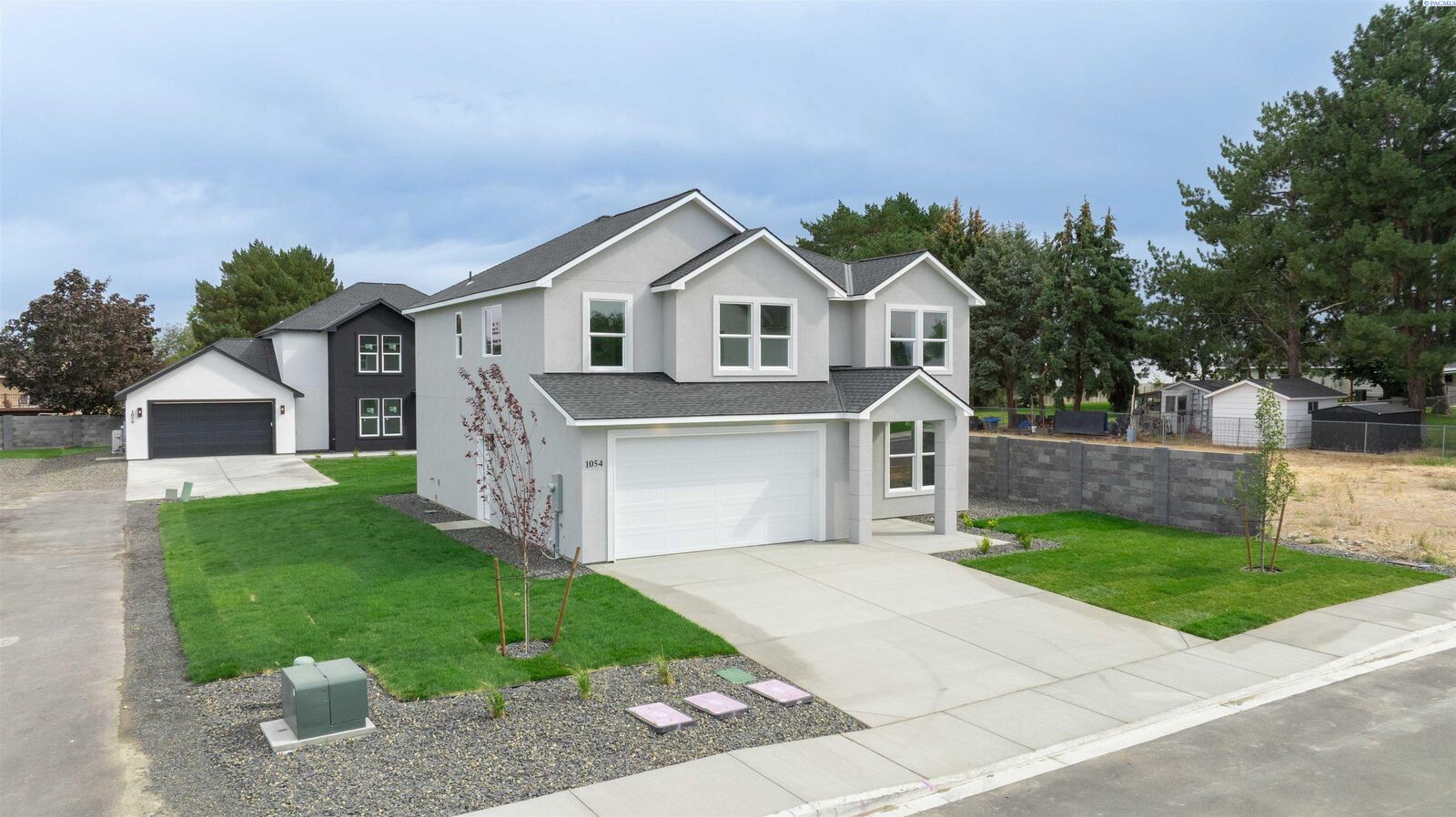 Property Photo:  1054 N Grant Place  WA 99336 