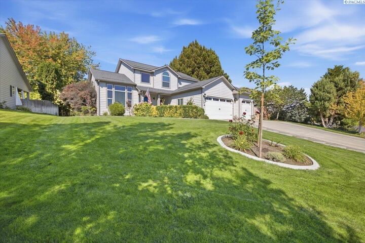 Property Photo:  134 Center Blvd  WA 99352 