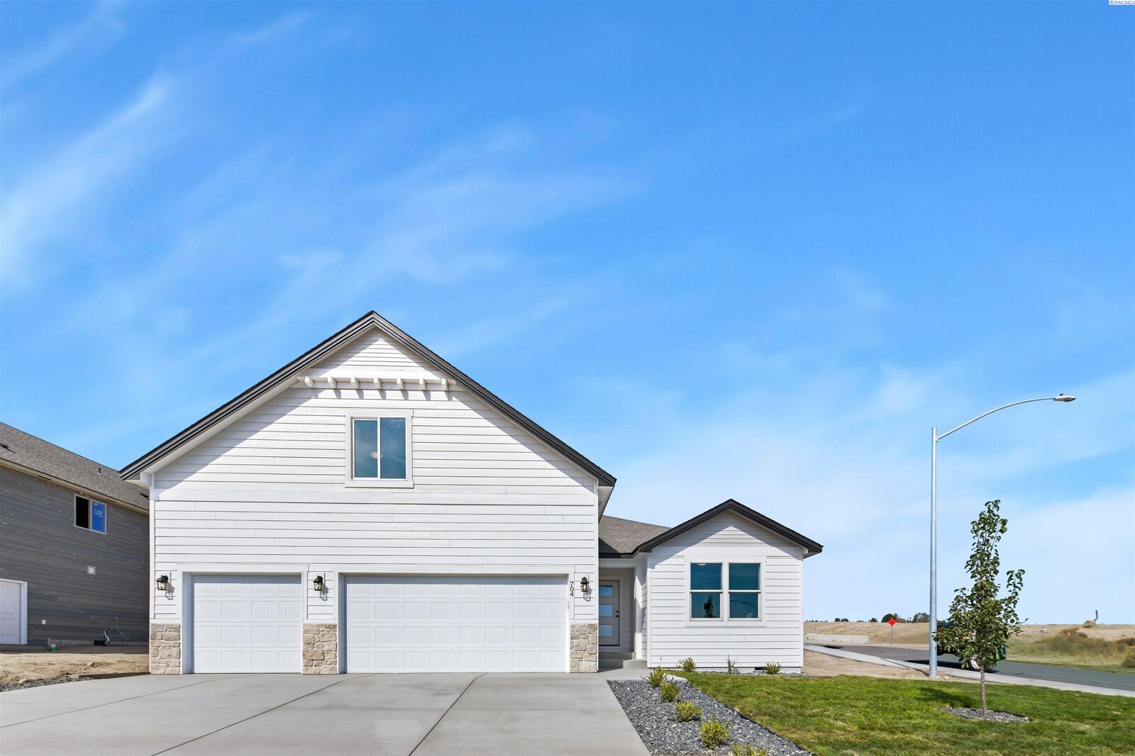 Property Photo:  704 Honeylicious St  WA 99352 