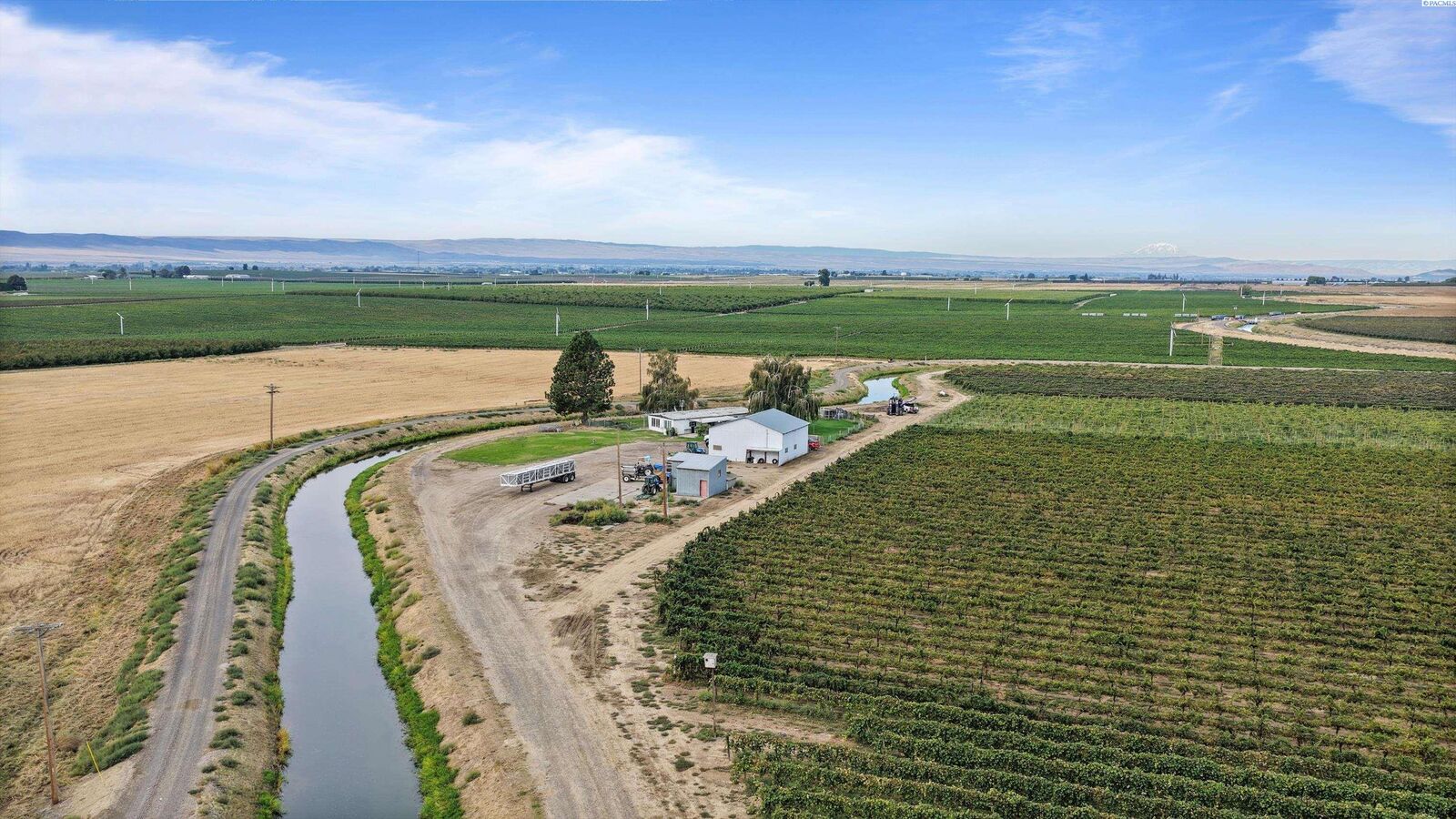 Property Photo:  46608 N Gap Rd  WA 99350 