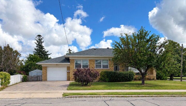 Property Photo:  33 Lewiston Road  ON M1P 1X8 