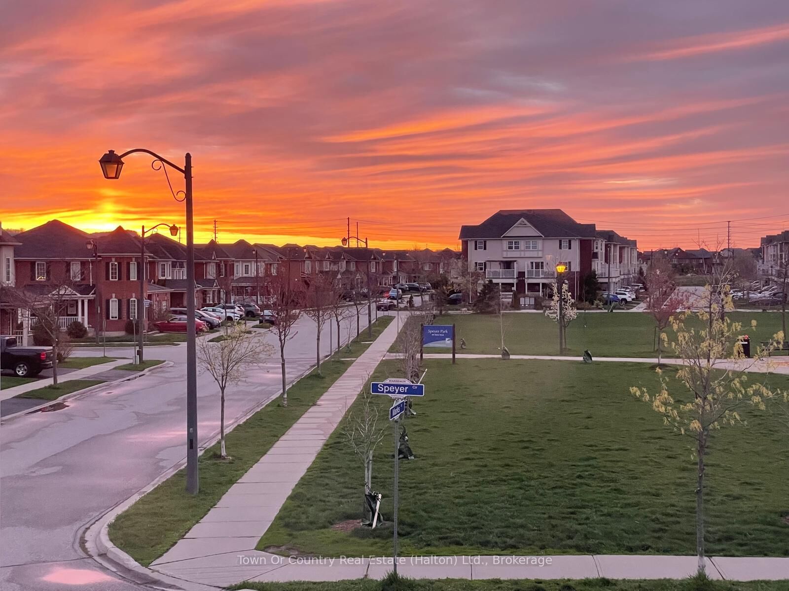 Photo de la propriété: 641 Speyer Circle ON L9T 0Y5