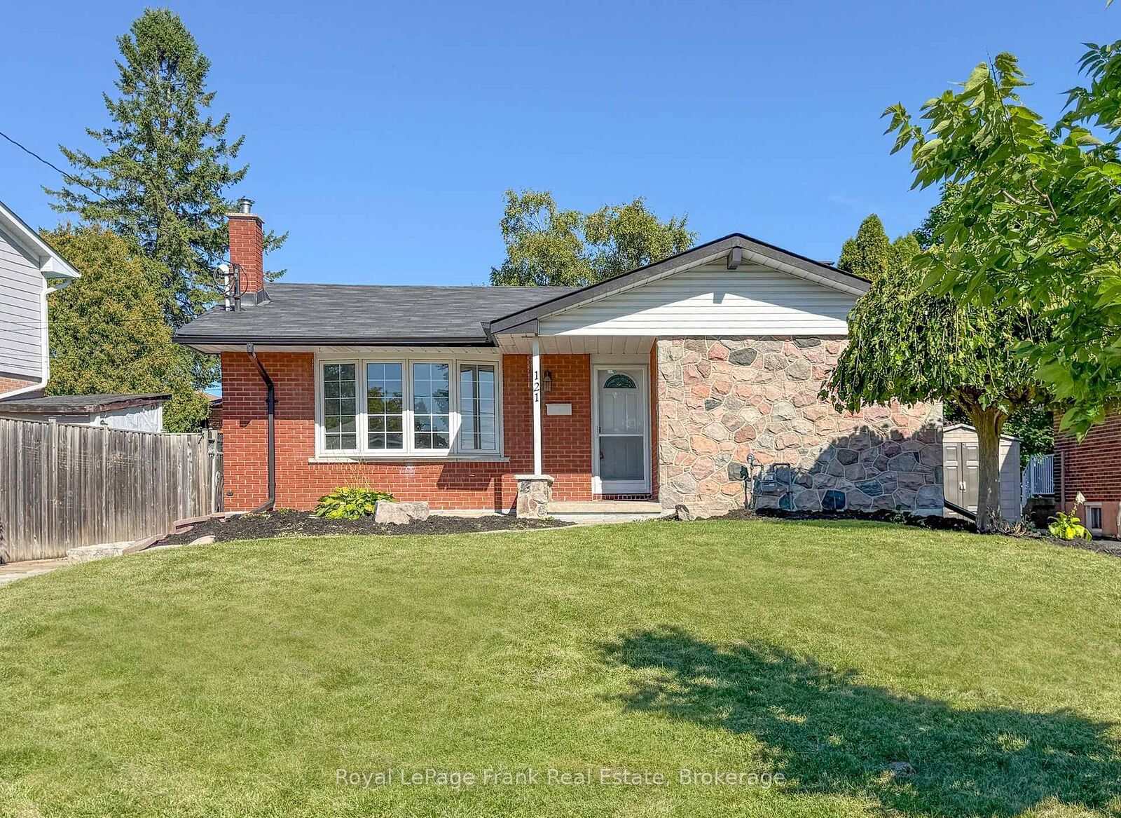 Photo de la propriété: 121 Labrador Drive ON L1H 7E4