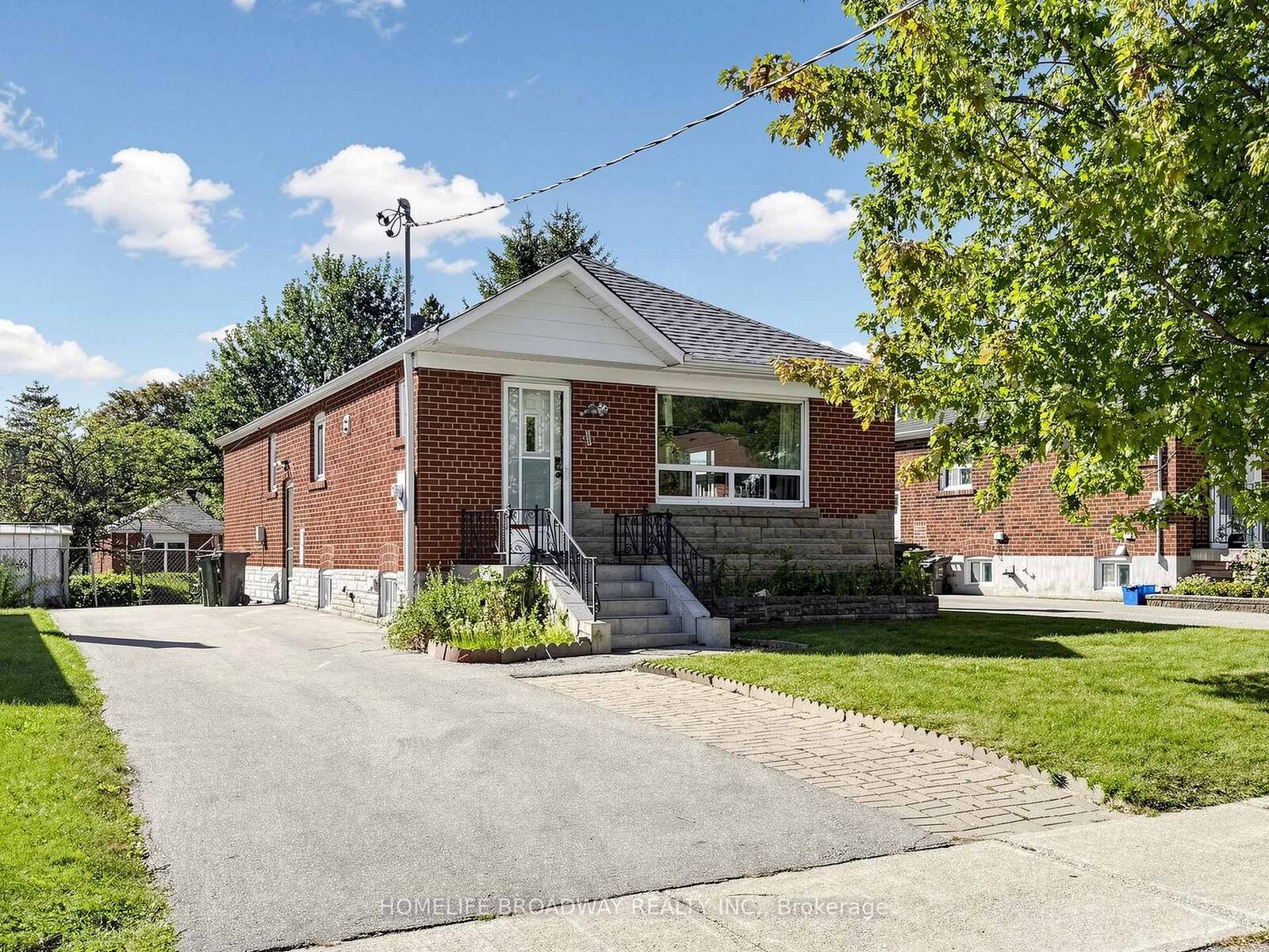 Photo de la propriété: 28 Ionview Road ON M1K 2Z4