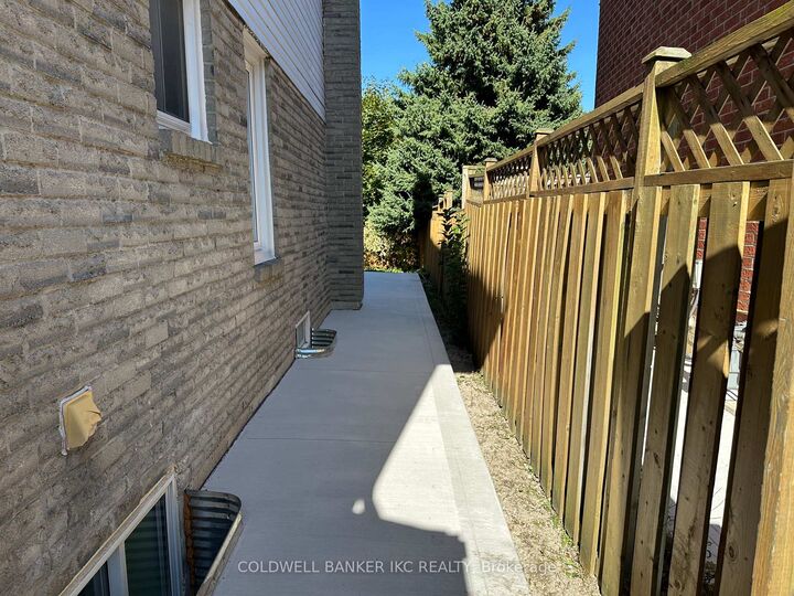 Property Photo:  48 Cranmore Court  ON L6Z 2Z8 