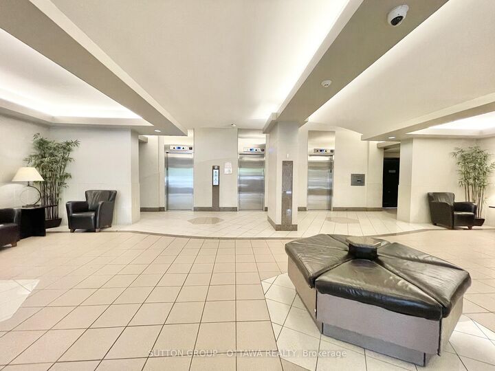 Property Photo:  900 Dynes Road 1908  ON K2C 3L6 
