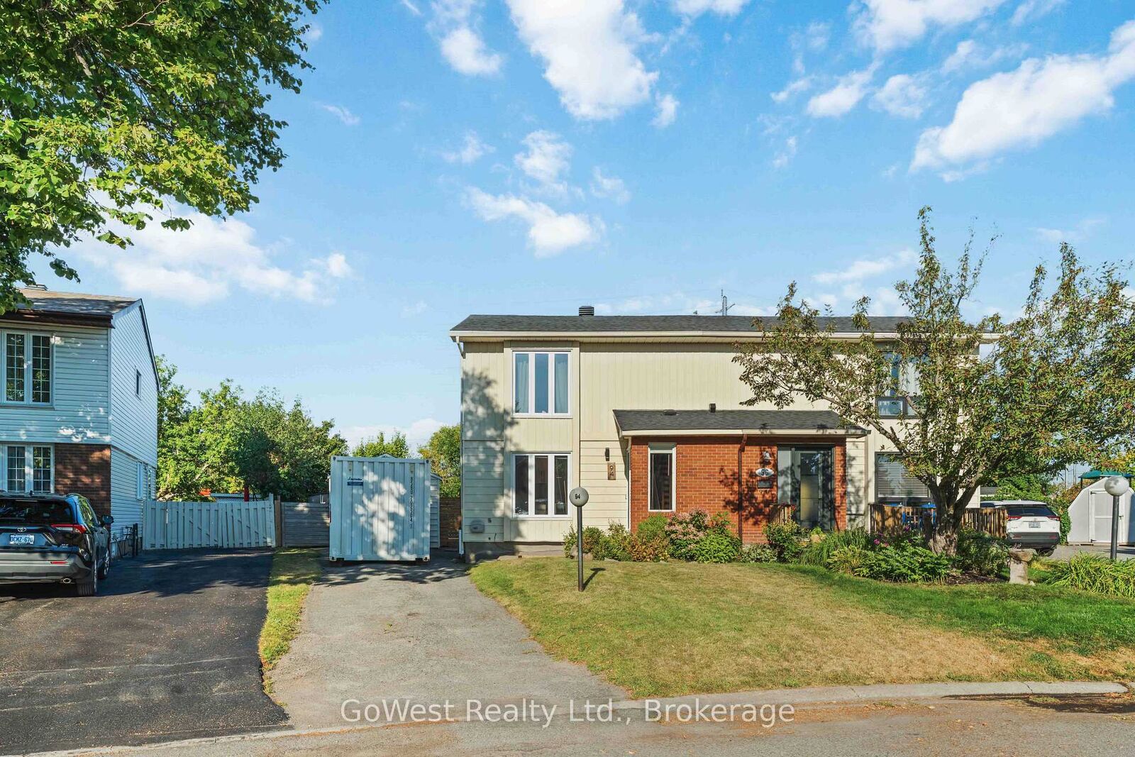 Property Photo:  94 Fieldgate Drive  ON K2J 1T9 