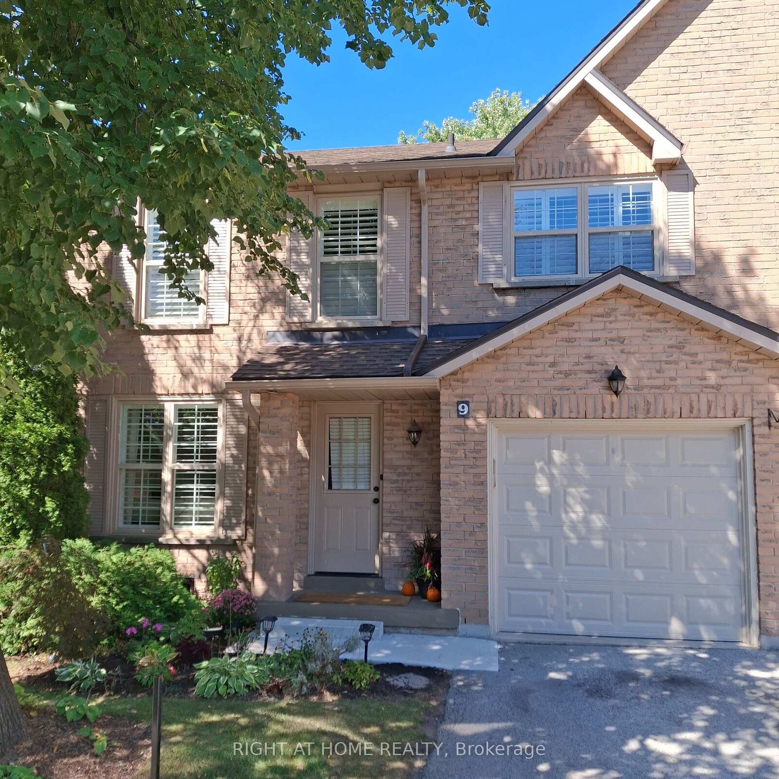 Photo de la propriété:  2272 Mowat Avenue 9  ON L6H 5L8 