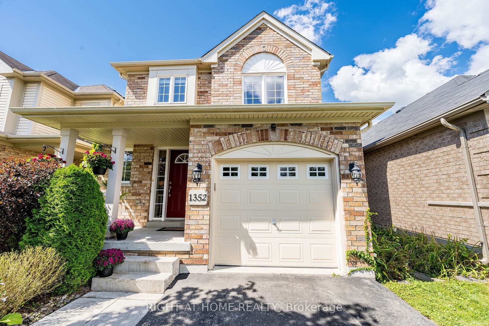 Photo de la propriété: 1352 Wadebridge Crescent ON L1K 3B2