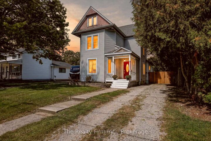 Property Photo:  164 Victoria Street  ON N5C 2N1 