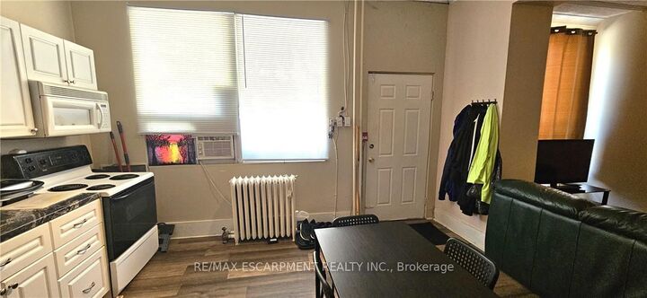 Photo de la propriété: 74 Locke Street N ON L8R 3A5