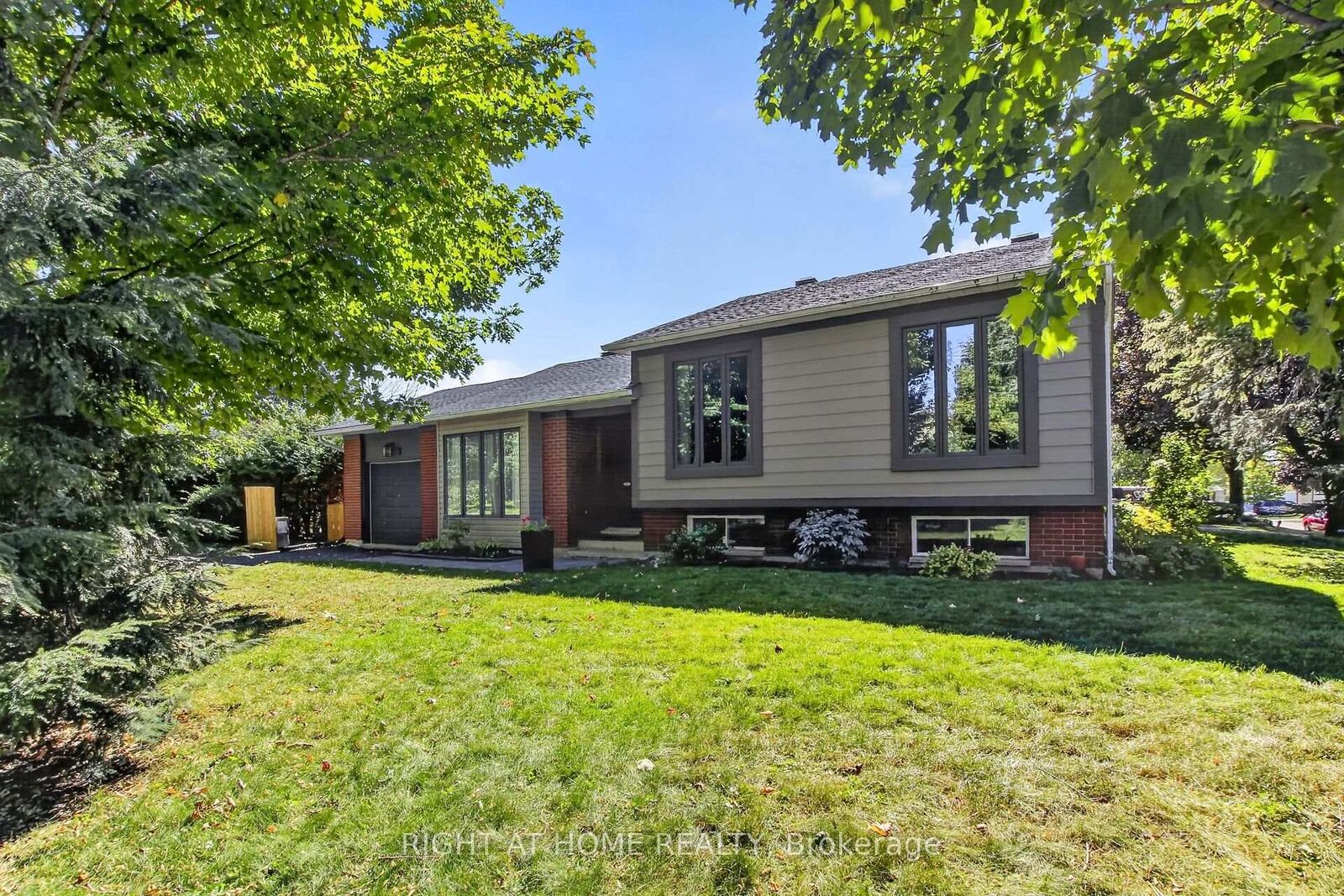 Property Photo: 3 Pommel Crescent ON K2M 1A3