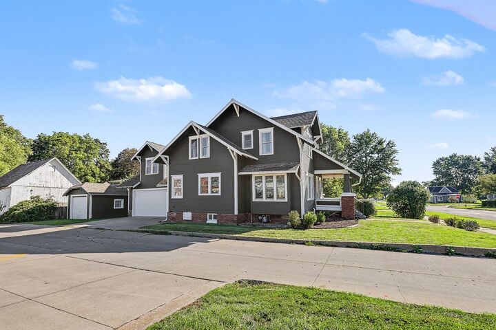 Property Photo: 606 Independence Street IA 50219